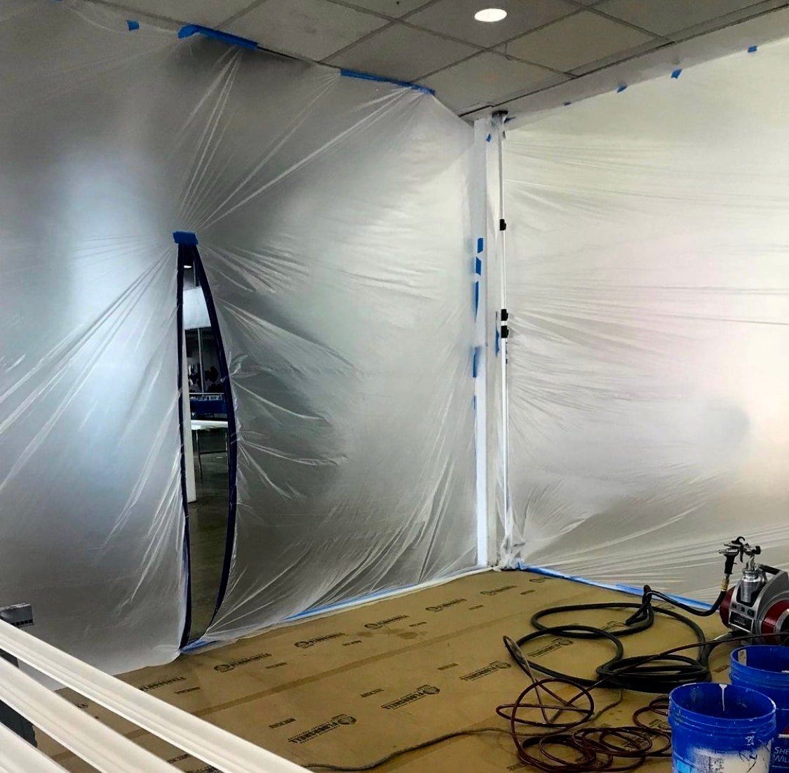 Arbeitsbereich mit Folie getrennt 1